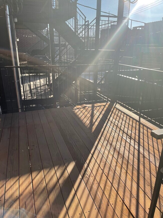 Building Photo - 1024 N Honore St