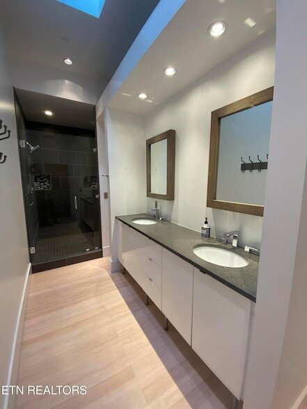 Building Photo - 106 W Summit Hill Dr SW