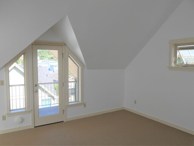 Building Photo - 4 Bedroom Townhouse Blocks from Seattle University