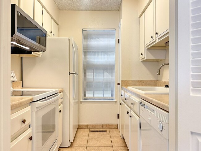 Building Photo - Move-in Incentive! End-Unit Condo in South...
