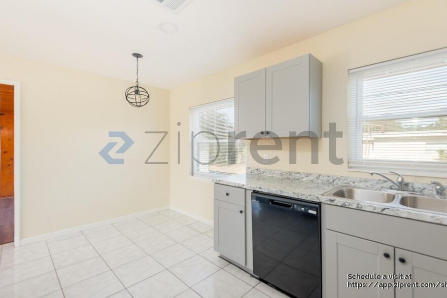 Building Photo - 3601 30th Ave S