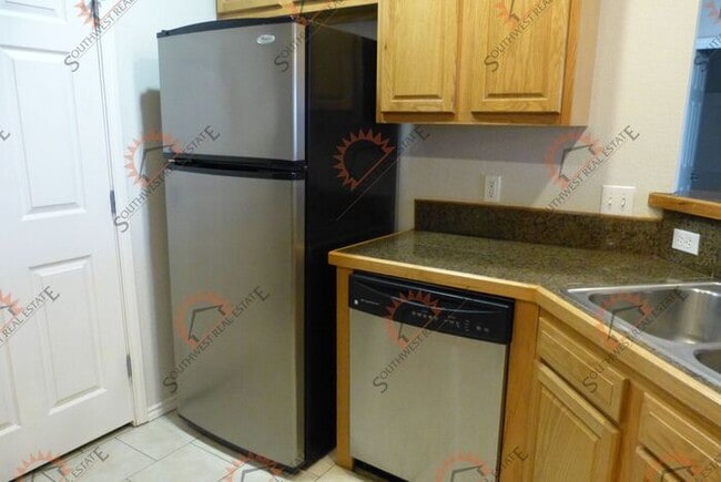 Building Photo - Perfect for roommates--2 bedroom 2 bathroo...