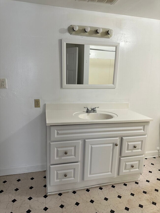 Building Photo - Unit for rent off of Griffin Avenue! Available 7/15/2026