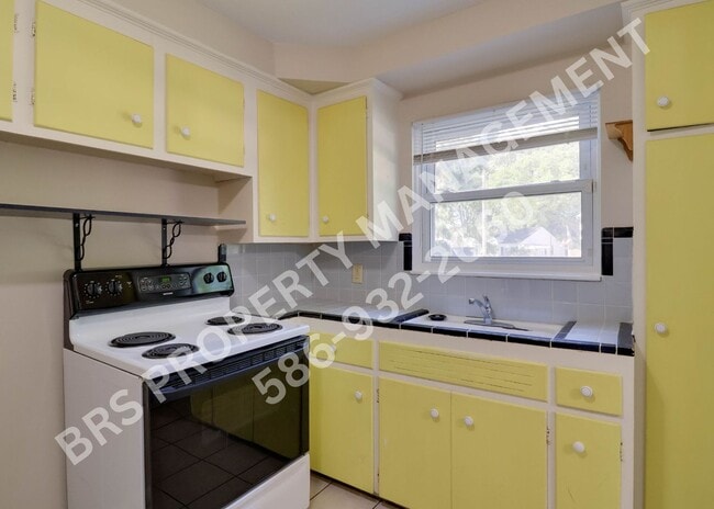 Building Photo - 2 bedroom duplex unit