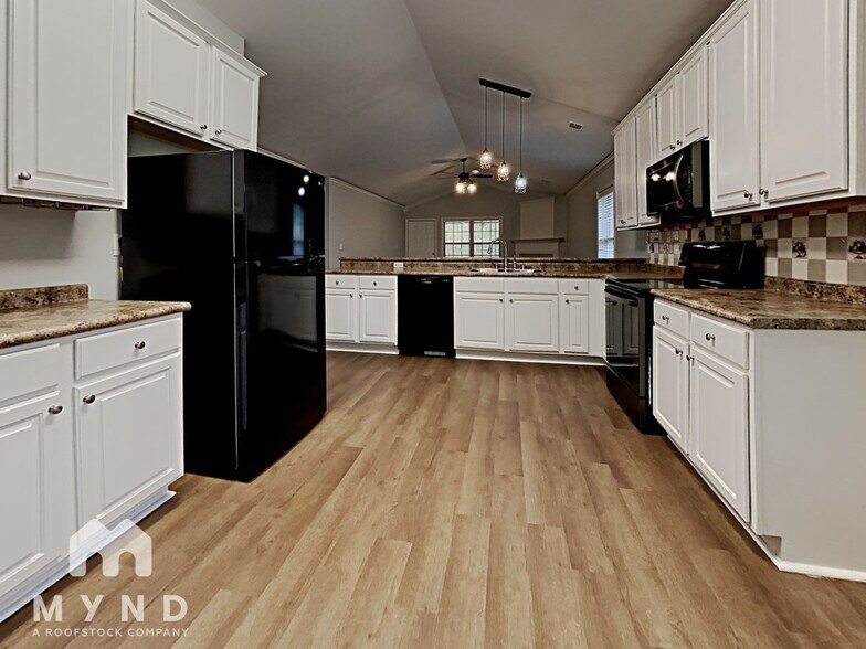 Building Photo - 2086 Edgewood Dr