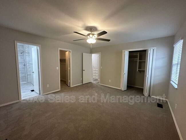 Building Photo - 6102 N Ross Ave
