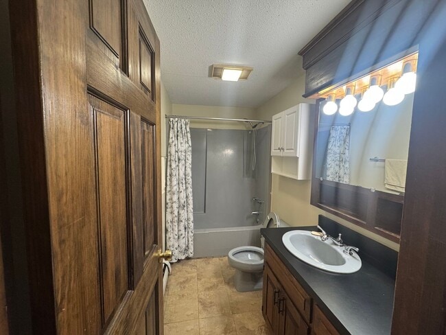 Building Photo - Cozy 2-Bedroom Home with Backyard & Deck