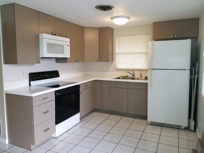 Building Photo - 1600 Cardinal Ln