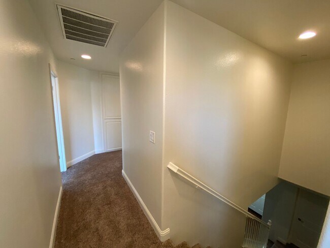 Building Photo - Beautiful 2 Story Home in Gated Avalon Com...