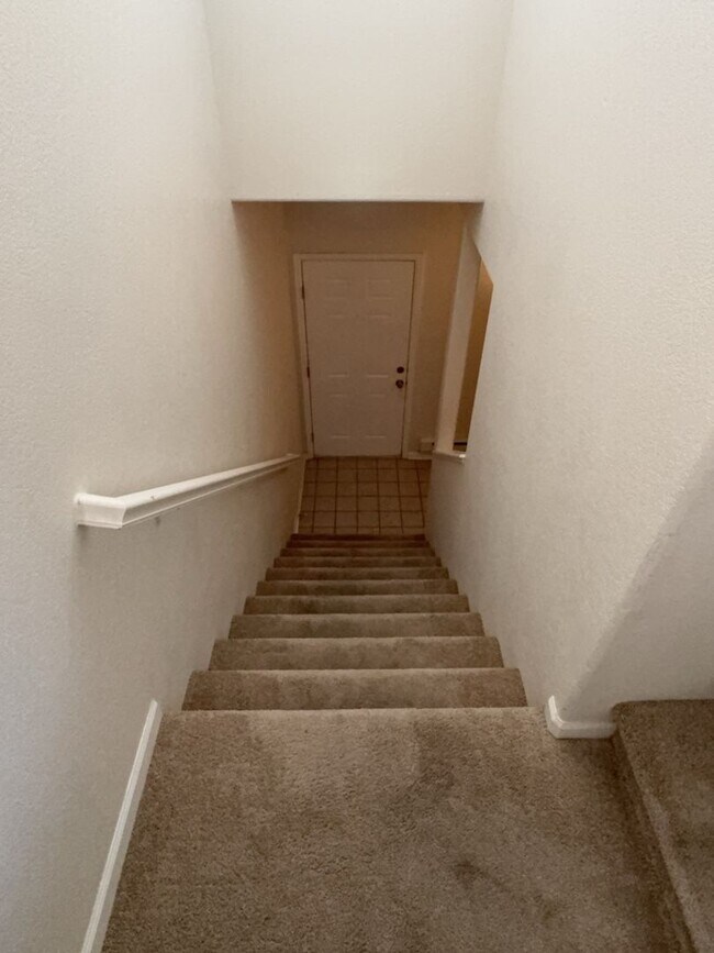 Building Photo - Spacious 2 Bed, 2 Bath Condo