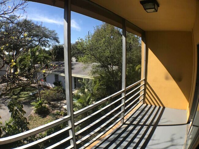 Building Photo - 220 Croton Ave