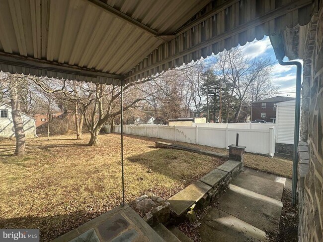 Building Photo - 1109 W James St