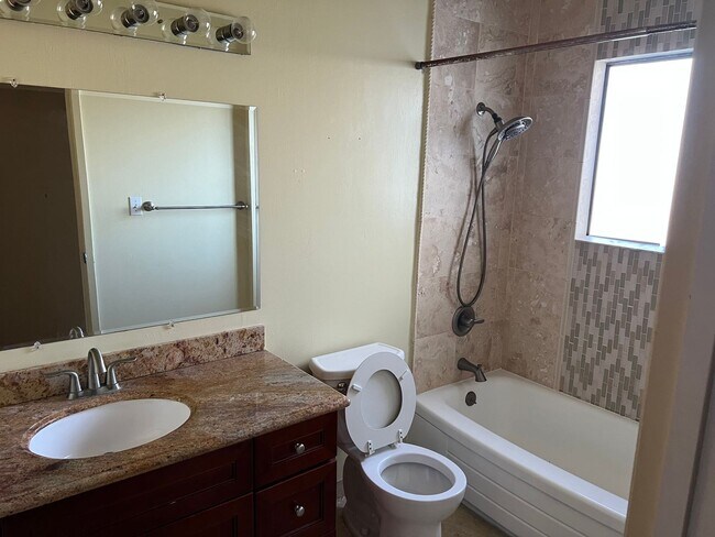 Building Photo - Mid-Century Hayward Home For Rent