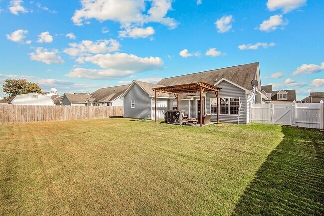 Building Photo - Good size home East of Raeford