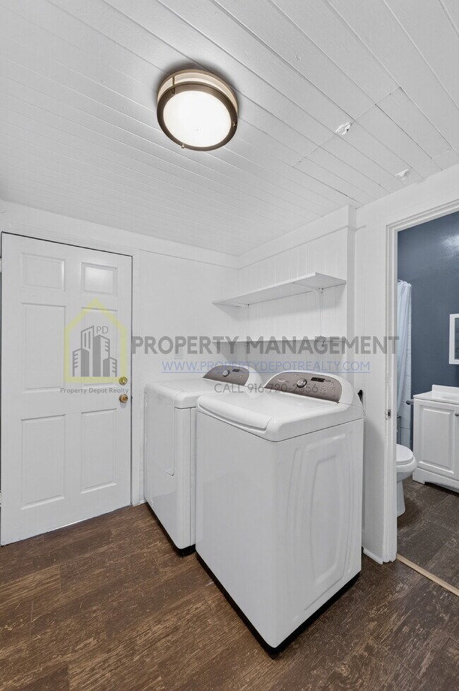 Building Photo - Charming 2-Bedroom Bungalow Retreat in Sacramento