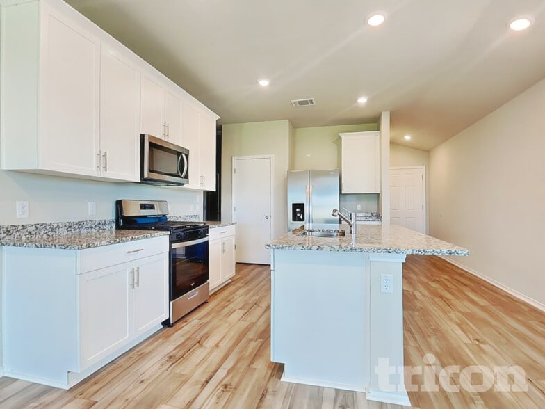 Building Photo - 5208 Saddle Clb Dr