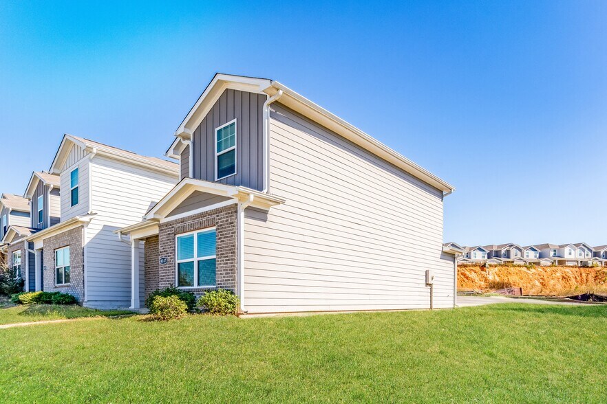 Building Photo - 6147 Rainbow Row