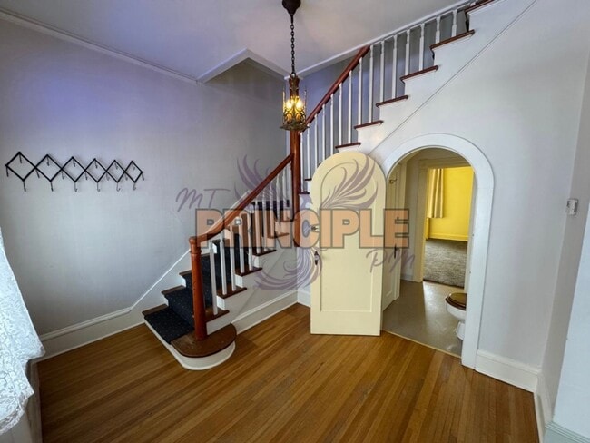 Building Photo - Charming Three-Bedroom Home with Garage and Yard