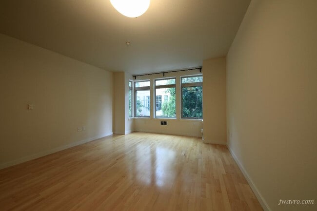 Building Photo - 329 Bay St