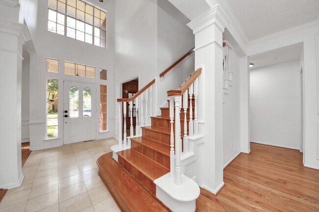 Building Photo - 15919 Lake Lodge Dr