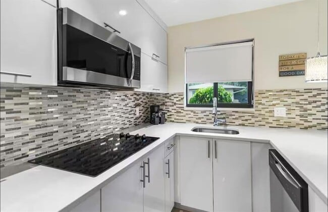 Building Photo - 320 NE 15th Ave