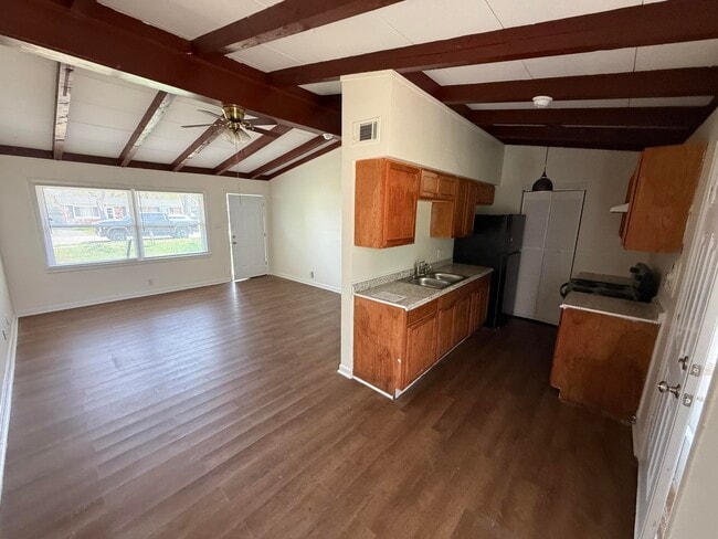 Building Photo - 211 Rugby Rd