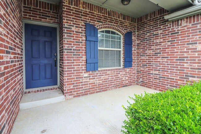 Building Photo - New vinyl plank in bedrooms, hall, new paint, new heat & air conditioning system 2025, large livi...