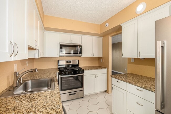 Building Photo - Spacious PHX Condo