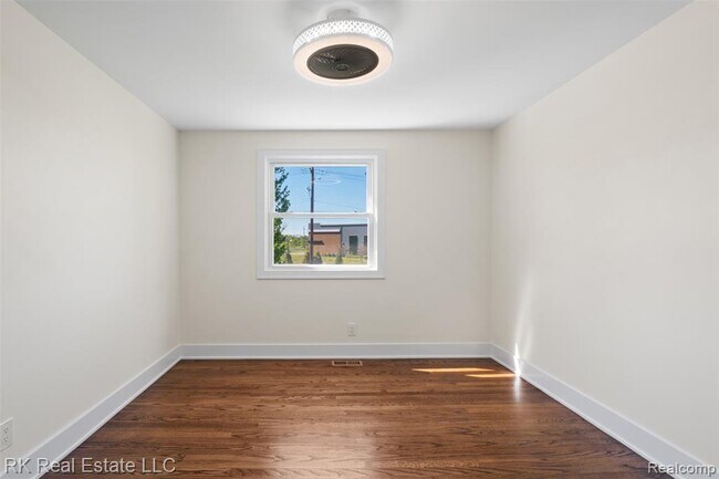 Building Photo - 30728 W 14 Mile Rd