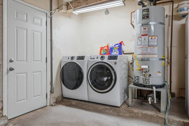 Building Photo - 13075 Old West Ave