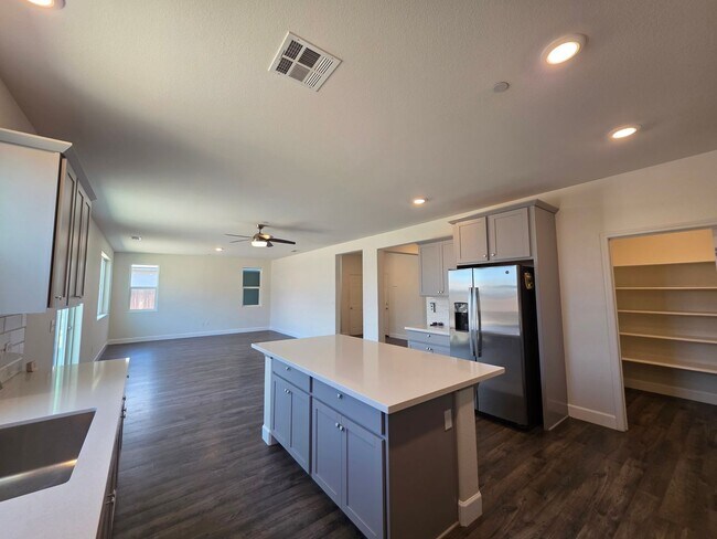 Building Photo - Newer 5 Bedroom 4.5 Bathroom in SE Visalia!! Coming soon!!