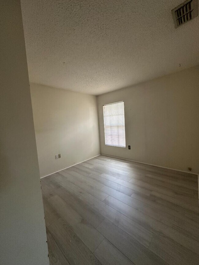 Building Photo - 5818 Bambi Dr