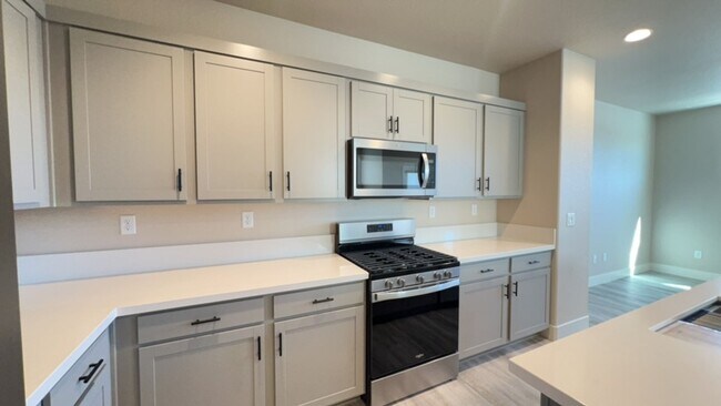 Building Photo - Charming & NEW! 2/2/2 Townhome in Gardnerville