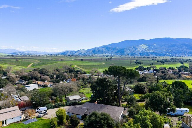 Building Photo - 724 N Refugio Rd