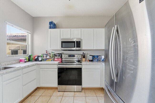 Building Photo - Bright 3-Bed Townhouse in Quiet Gated Community Near ASU