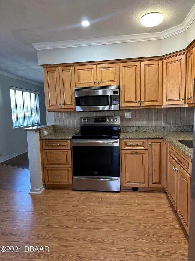 Building Photo - 736 White St