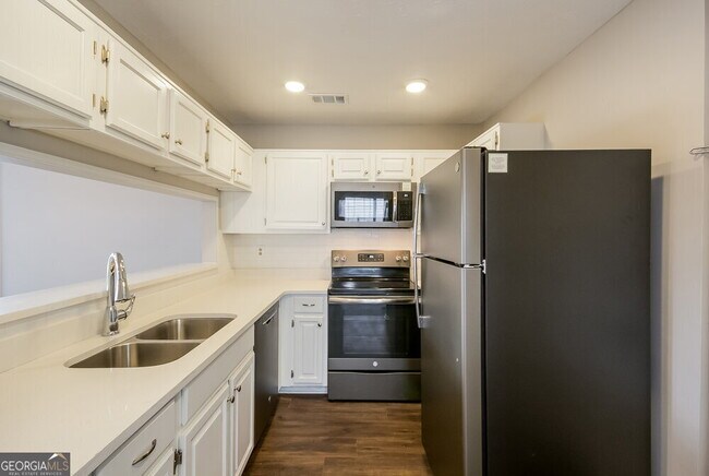 Building Photo - 871 Hampton Hill Ct