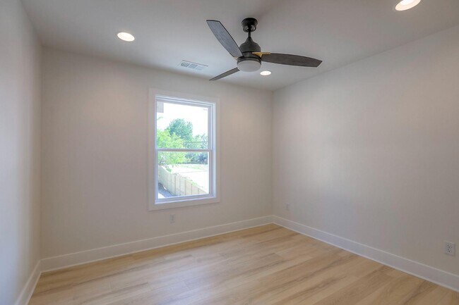 Building Photo - 427 W Linden Ave