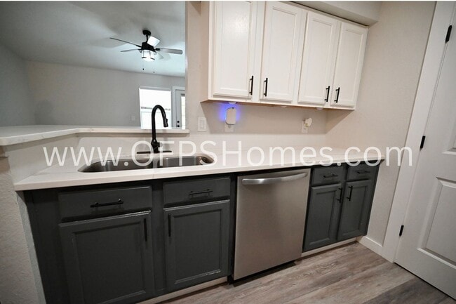 Building Photo - Charming 1-Bedroom Condo in Prime Destin L...