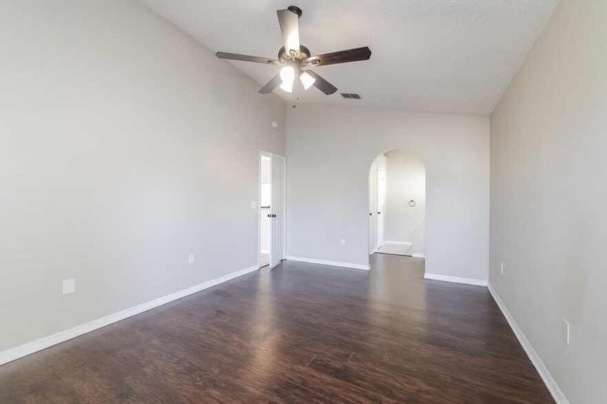 Building Photo - 931 Rivecon Ave