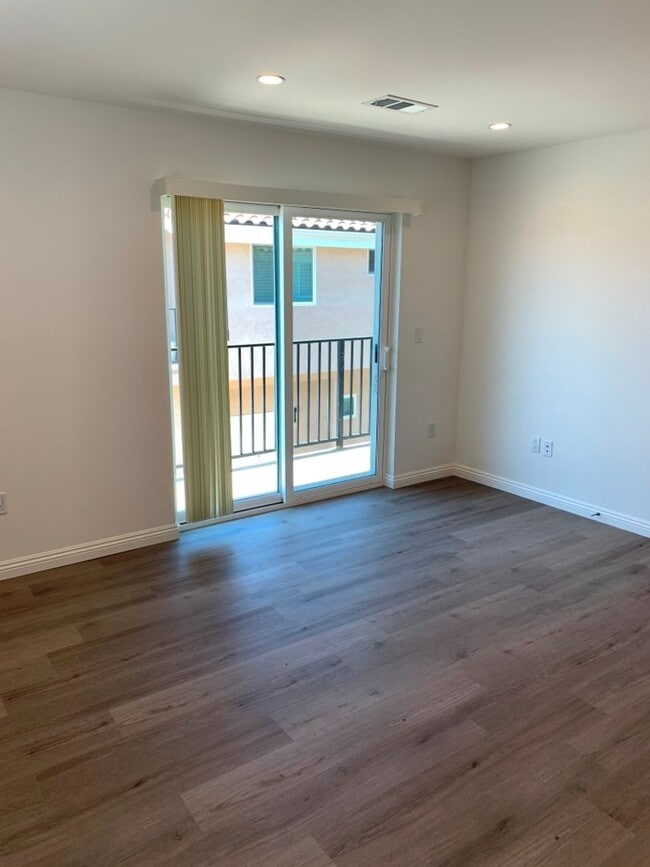 Building Photo - Upgraded 4+3.5 in Sylmar w/backyard + garage!