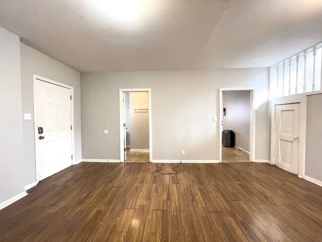 Building Photo - 118 N Martin St