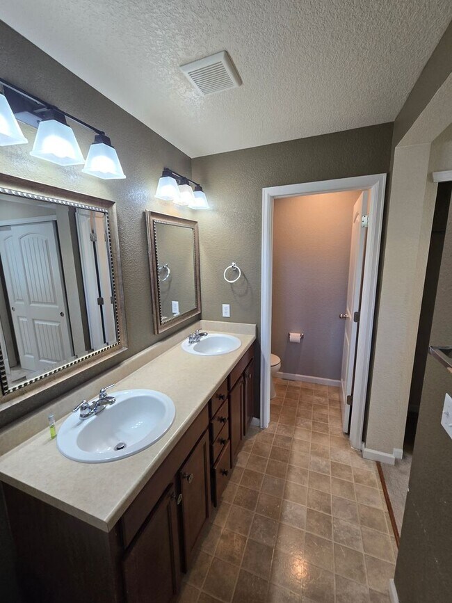 Building Photo - Amazing 3 bedrooms plus a loft, and 2.5 ba...