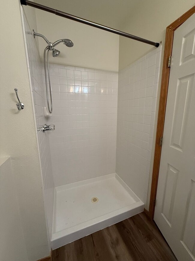 Building Photo - Near Ft Carson, 1342sf Bi-level, 3bd/2ba/2-car!