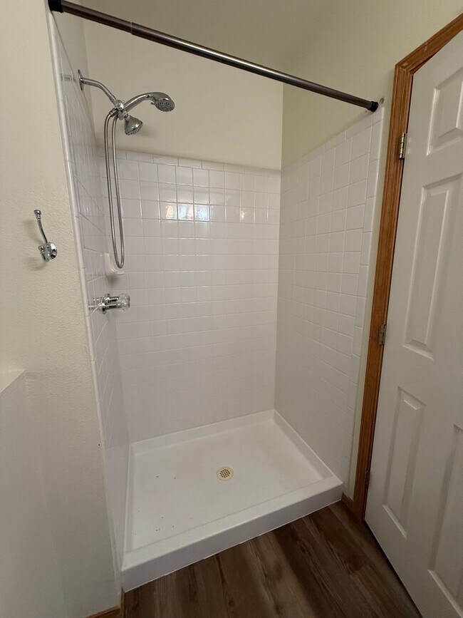 Building Photo - Near Ft Carson, 1342sf Bi-level, 3bd/2ba/2...