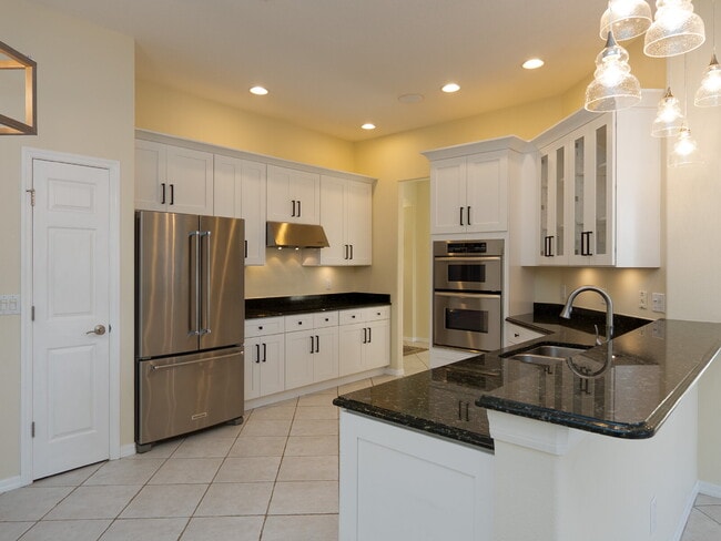 Building Photo - "Spacious 3-Bedroom Oasis with 2 Baths and 2,287 Sq Ft in Bradenton!"