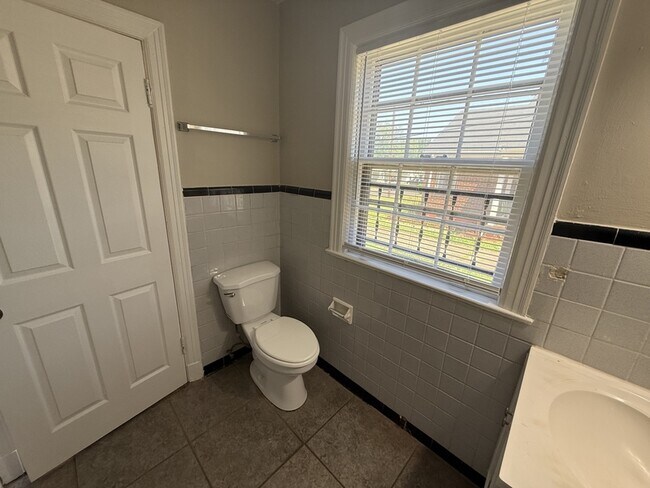 Building Photo - 1621 Glenview Ave