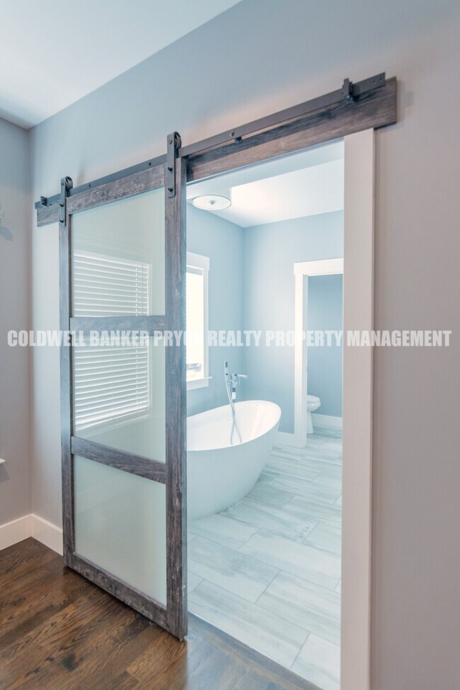 Building Photo - 9618 Shooting Star Cir