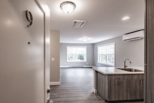 Building Photo - 8 Friendly Way