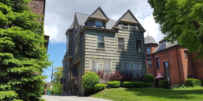 Interior Photo - 213 Summer St